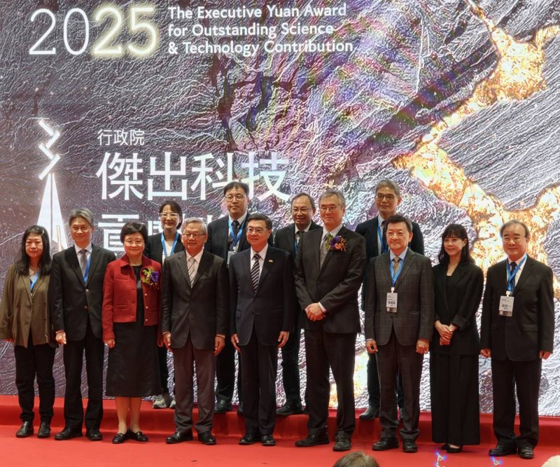 頒發行政院傑出科技貢獻獎 卓揆期許「用科技帶動創新，為臺灣的明天布局」