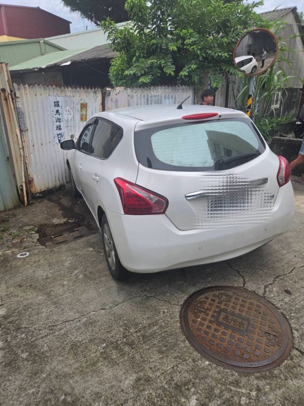 【車牌有異！前鎮警追查  嫌犯心虛狂逃遁入死巷　躲公寓頂樓仍難逃法網】