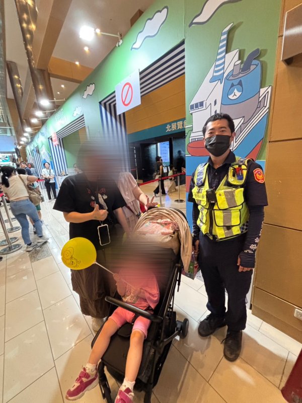 小女童走失  前鎮警一張照片挑戰嘉年華展場   鷹眼尋回媽媽喜極而泣